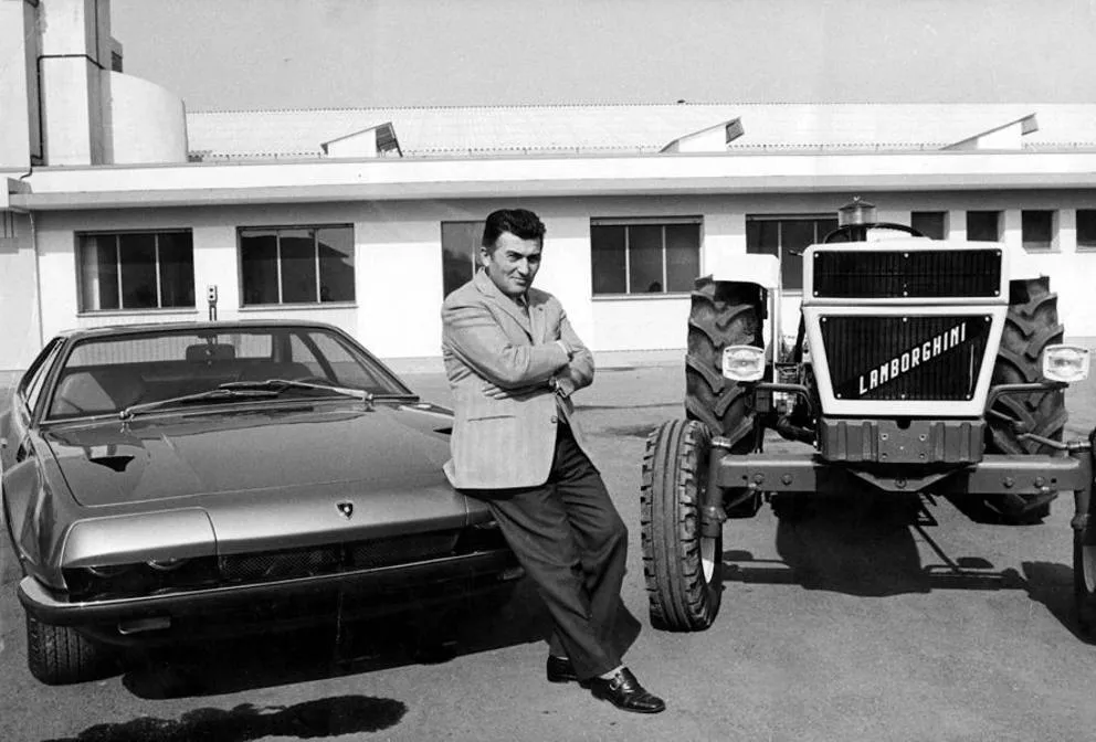 Ferruccio Lamborghini con un Jarama e un trattore della sua marca, 1970